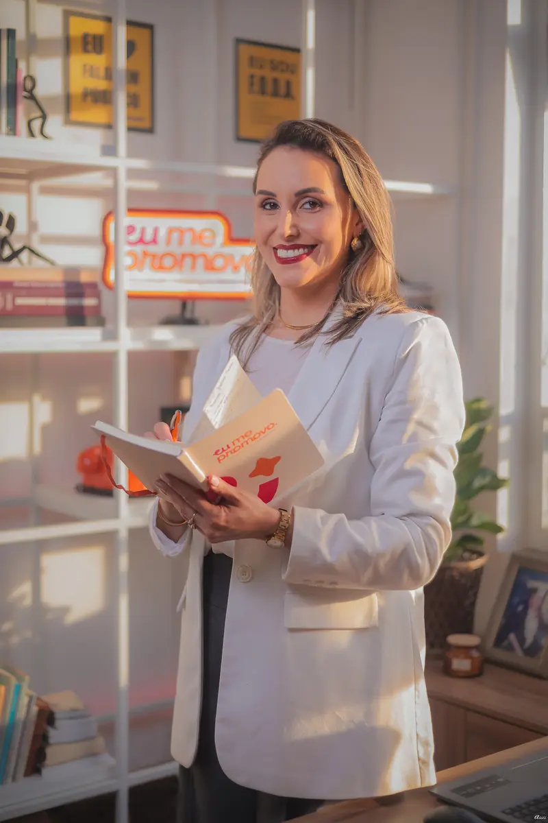 Graciela Freitas em seu escritório